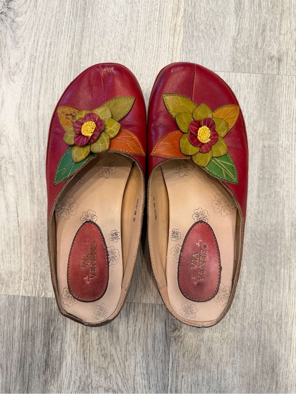 Via Veneto Red Leather Floral Appliqué Clogs Mules Size 8 8.5